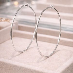 Brinco de argola grande em prata 925 com fio quadrado de 7cm, moderno, sofisticado e de alto brilho. Joia marcante ideal para eventos e ocasiões especiais.