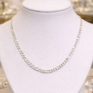 📌 Descrição completa A Corrente 3x1 em Prata 925 Legítima é uma joia clássica e muito valorizada por seu visual moderno e robusto. Seu design de elos 3x1 traz um equilíbrio perfeito entre elegância e presença, combinando com todos os estilos — do casual ao sofisticado. Com 60 cm de comprimento, ela oferece um caimento ideal no peito masculino, enquanto sua largura de 2,9mm garante destaque sem perder a sofisticação. 💎 Fabricada em prata 925 legítima, possui alto brilho, excelente durabilidade e acabamento premium. 📋 Especificações técnicas Material: Prata 925 Legítima Modelo: Elo 3x1 Comprimento: 60 cm Largura: 2,9 mm Acabamento: Polido brilhante Estilo: Moderno e elegante Gênero: Masculino (unissex se desejar) Antialérgica: Sim (livre de níquel)